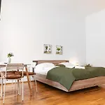 Stylish Multi Apt Perfect For Group Stays